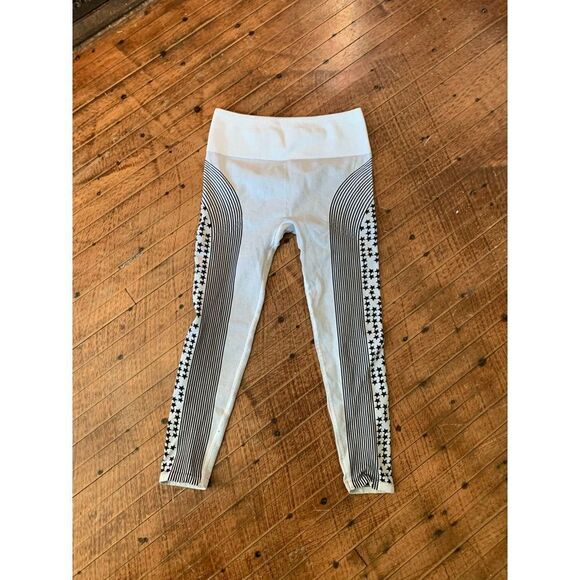 Fabletics white and black stars high impact size XS/S athletic leggings - Picture 1 of 3